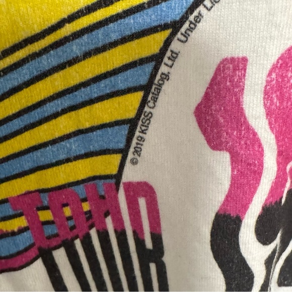 Kiss White Short Sleeve Tee with Graphic Design - Picture 2 of 3